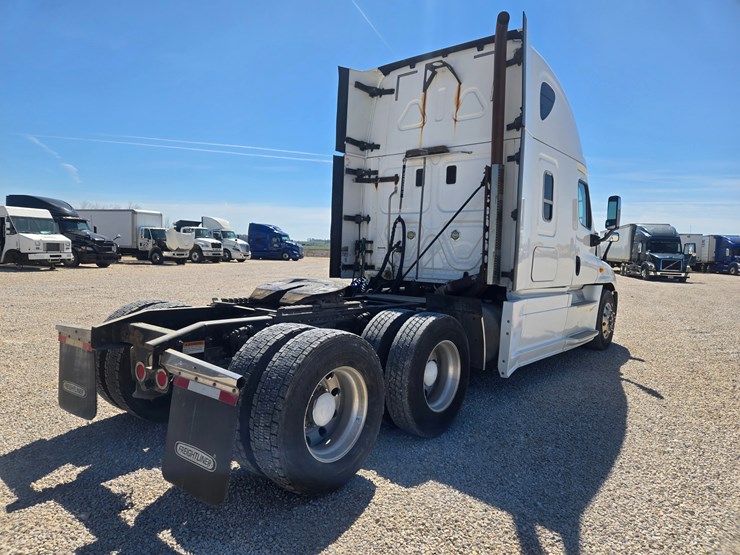2014-freightliner-cascadia-125-image-17