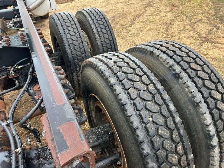 2001-peterbilt-330-image-20