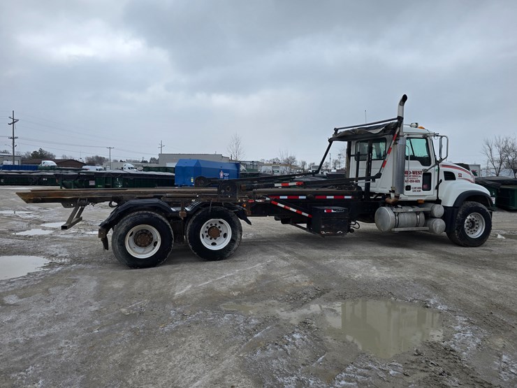 #22589-•-2006-mack-cv713-granite-roll-off-garbage-truck-image-12