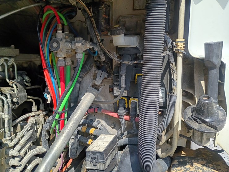 2009-freightliner-cascadia-125-image-24