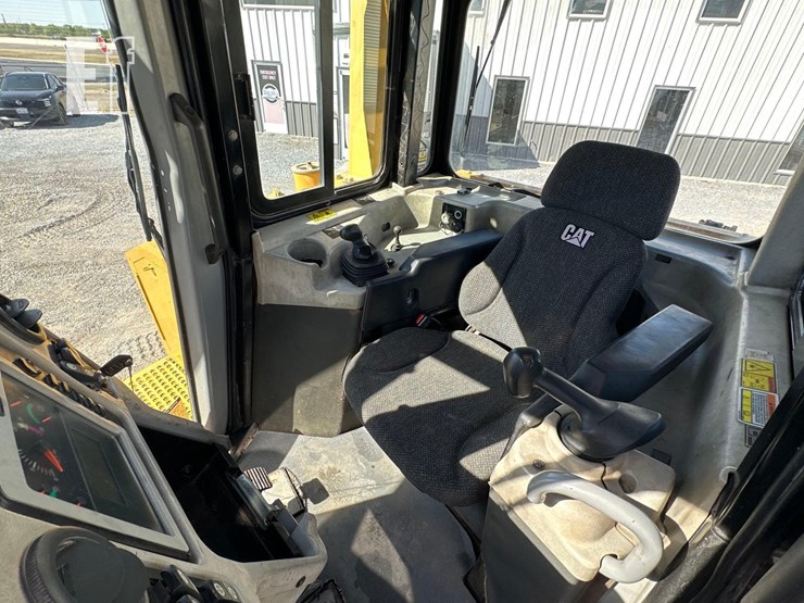 2011-caterpillar-d6t-image-16