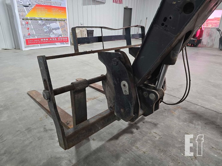 2013-caterpillar-tl943c-image-12