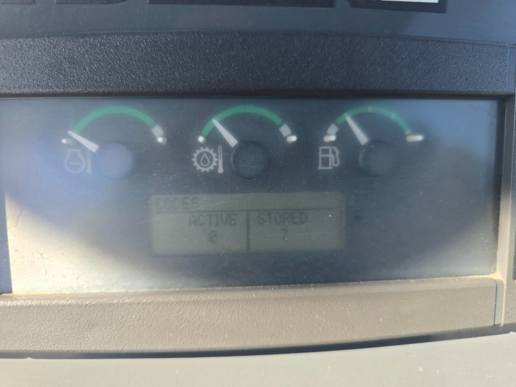 2015-deere-410l-image-92