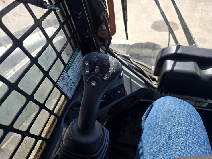 2020-bobcat-t770-image-48