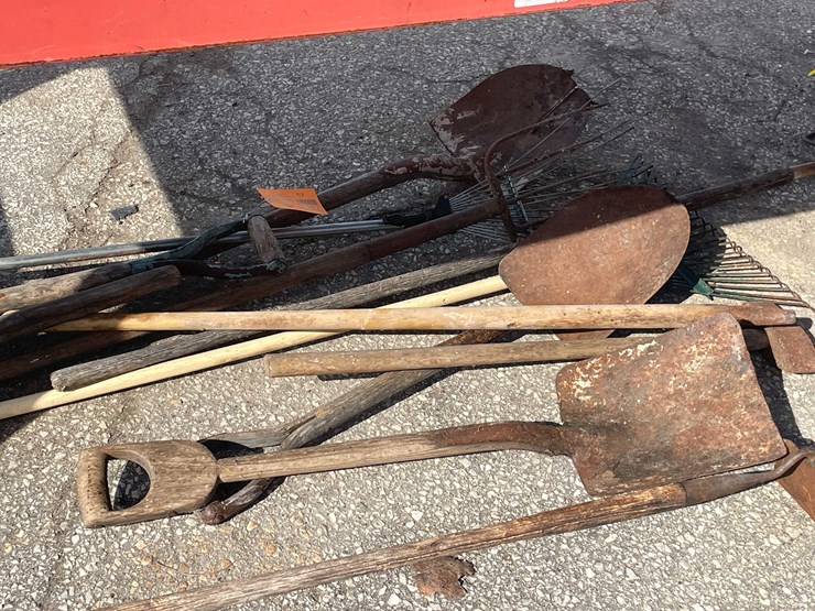 #7025-•-(11)-handled-yard-tools-(o4)-image-15