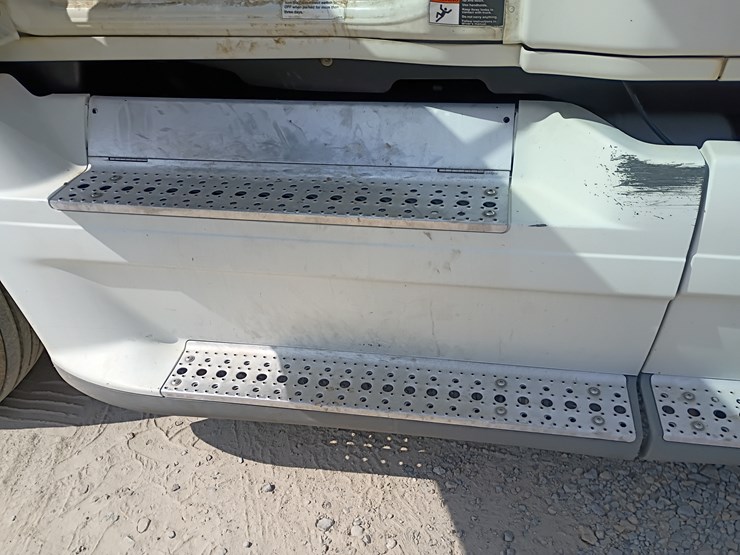 2009-freightliner-cascadia-125-image-33