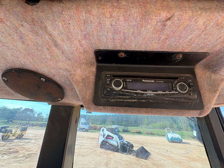 new-holland-7635-image-24