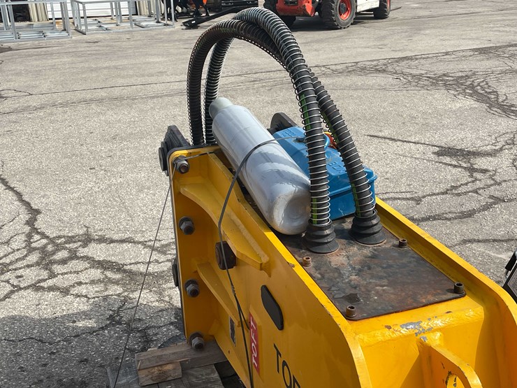 caterpillar-320-image-8