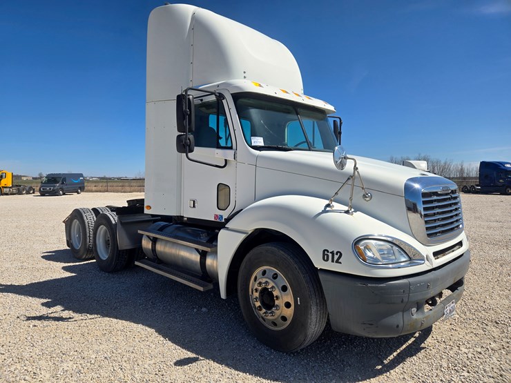 2006-freightliner-columbia-120-image-22