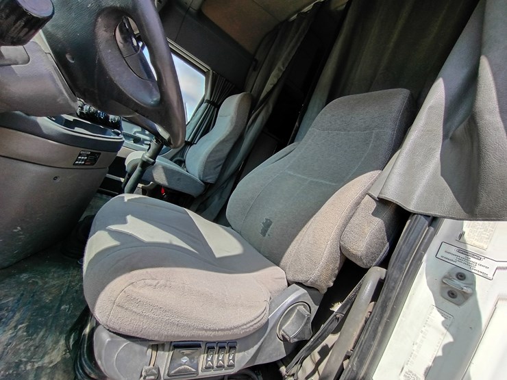 2009-freightliner-cascadia-125-image-37