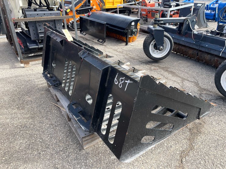 #7054-•-unused-heavy-duty-68"-skid-steer-rock-bucket-(o9)-image-4
