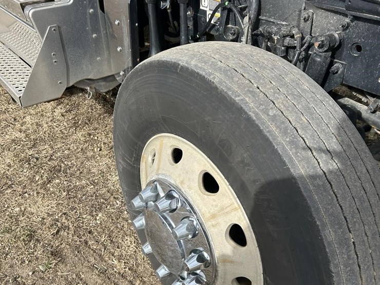 2025-kenworth-w900-image-26