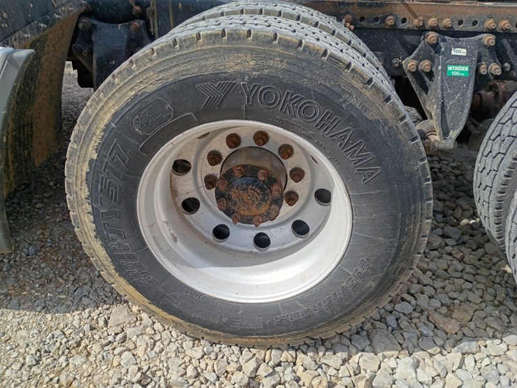 2009-freightliner-cascadia-125-image-93