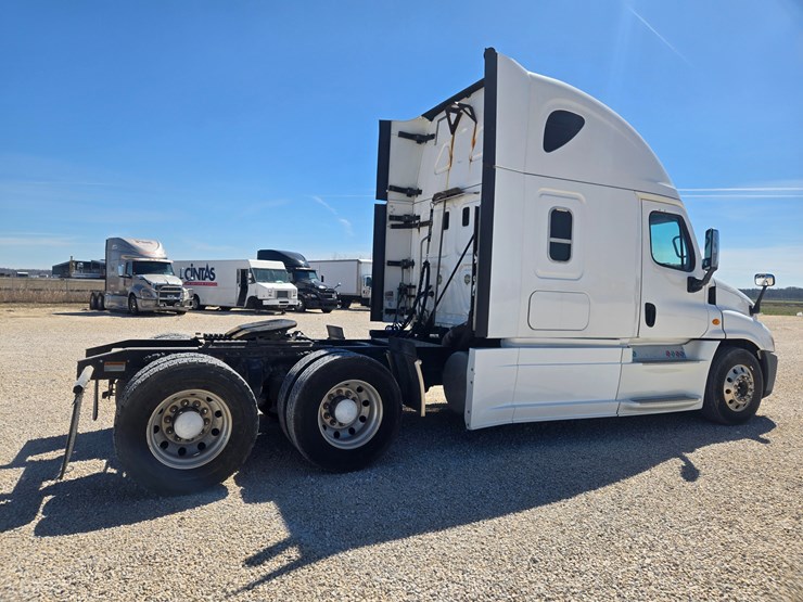 2014-freightliner-cascadia-125-image-19