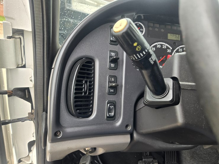 2012-freightliner-m2-106-image-84
