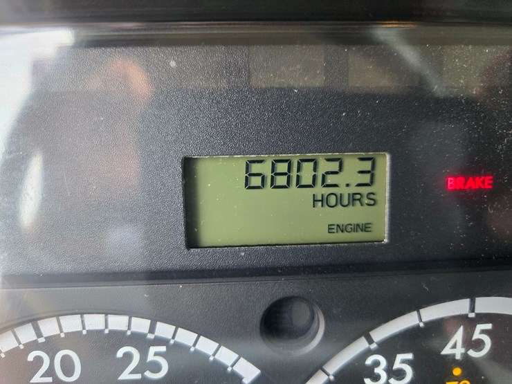 2010-freightliner-m2-106-image-66