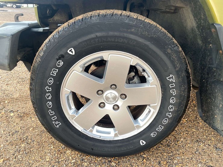 2010-jeep-wrangler-unlimited-sahara-image-19