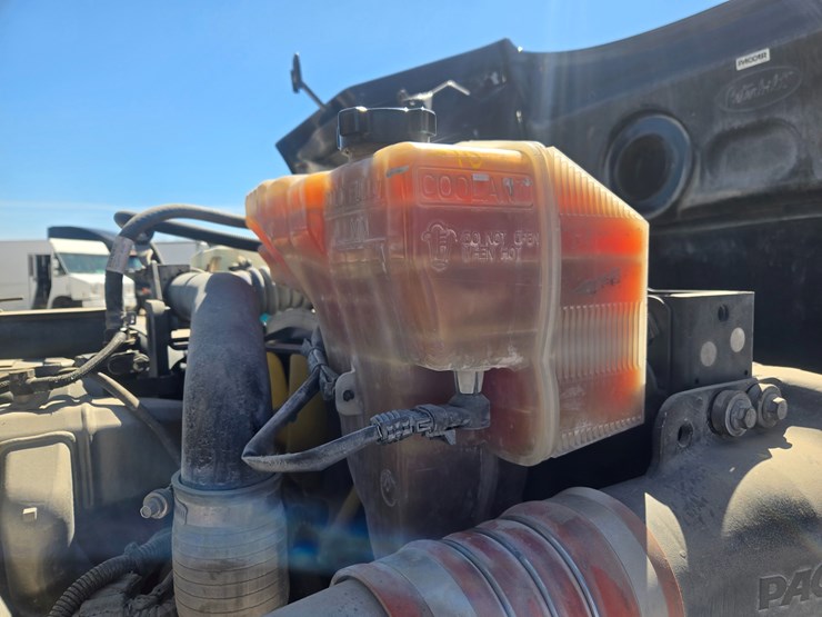 2016-peterbilt-579-image-39