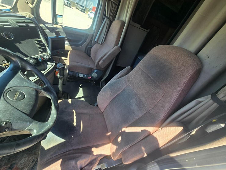 2014-freightliner-cascadia-125-image-57