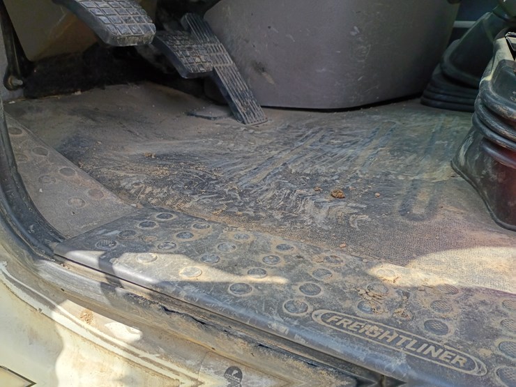 2009-freightliner-cascadia-125-image-39