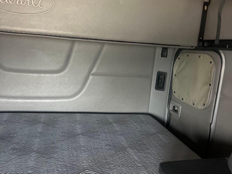 2016-peterbilt-579-image-26