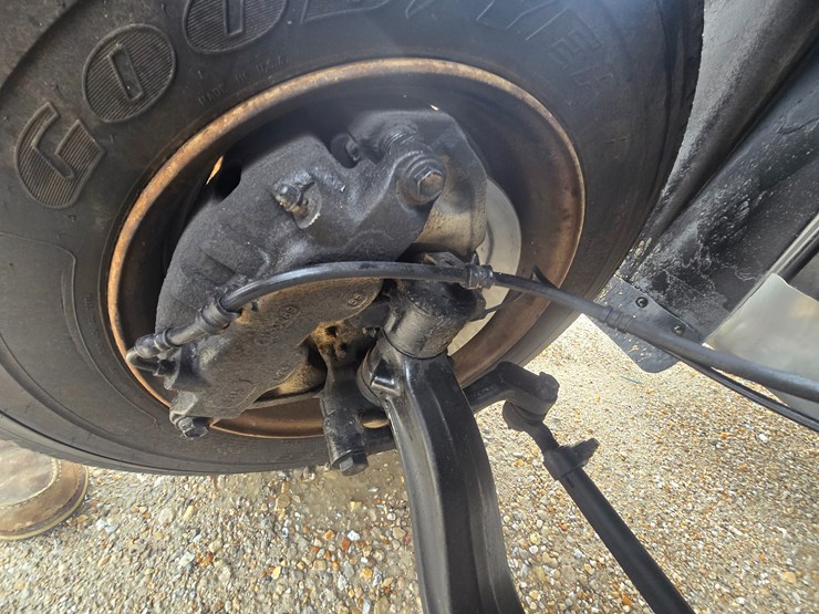 2010-freightliner-m2-106-image-48