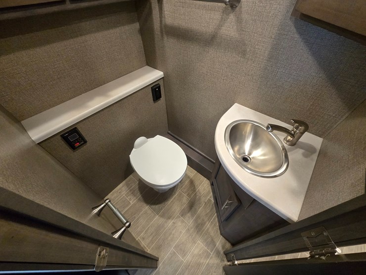 2020-ford-f550-image-44