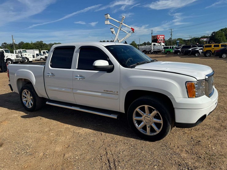 2007-gmc-sierra-1500-denali-image-2