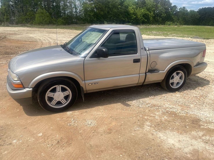 2000-chevrolet-s10-image-1