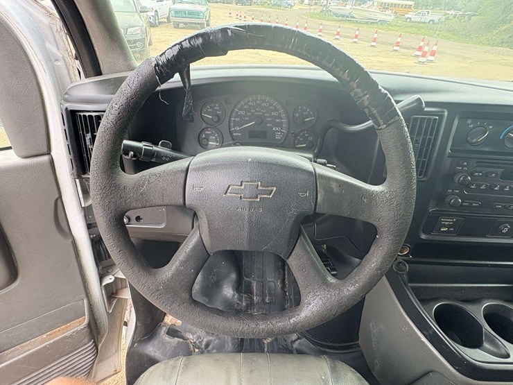 2005-chevrolet-express-3500-image-12