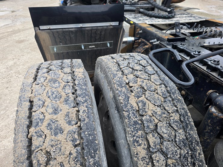 #22593-•-2016-mack-cxu613-pinnacle-sleeper-truck-image-62