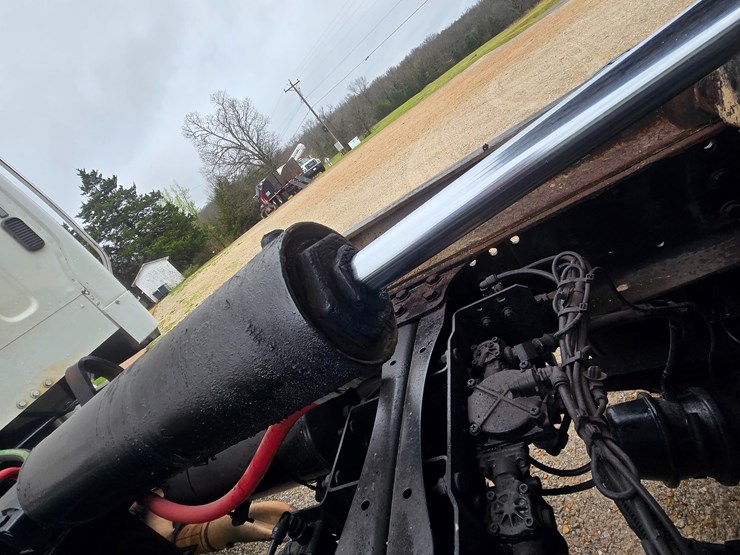 2012-freightliner-m2-106-image-65