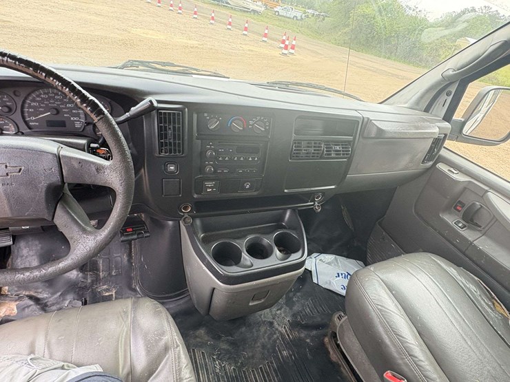 2005-chevrolet-express-3500-image-13