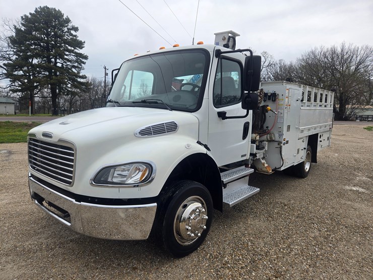 2010-freightliner-m2-106-image-2