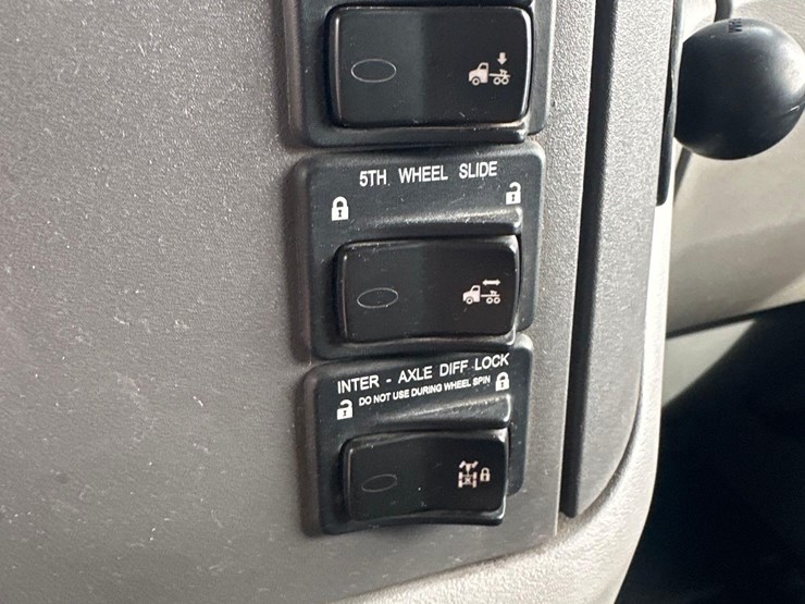 2016-peterbilt-579-image-31