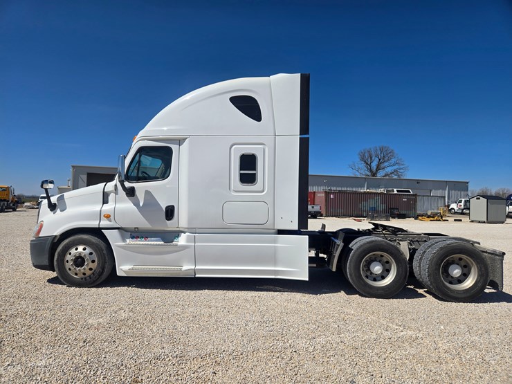 2014-freightliner-cascadia-125-image-8