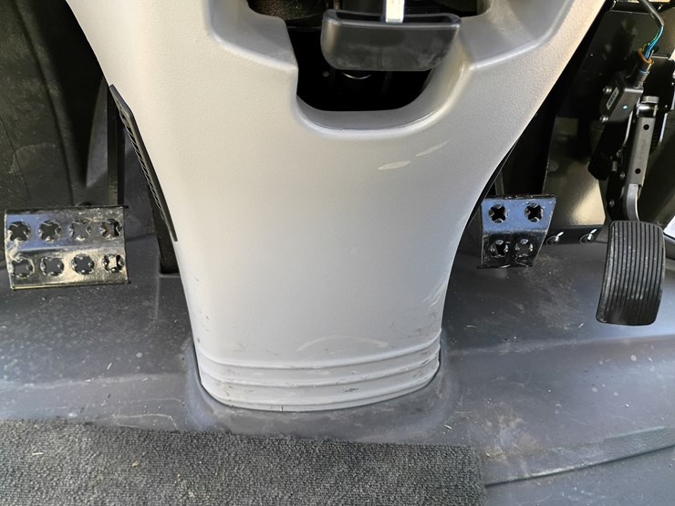 2023-caterpillar-910-image-44