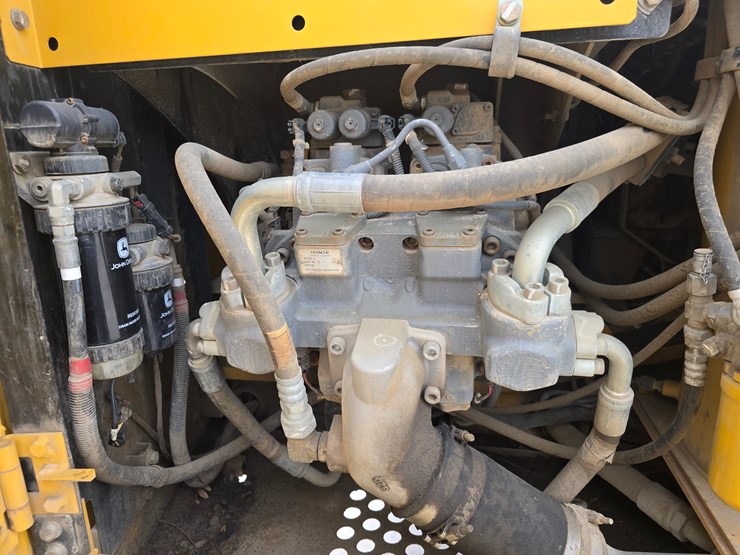 2013-deere-160g-lc-image-55