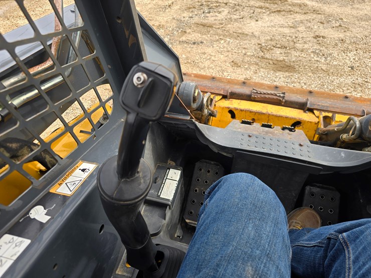 2013-deere-329d-image-36