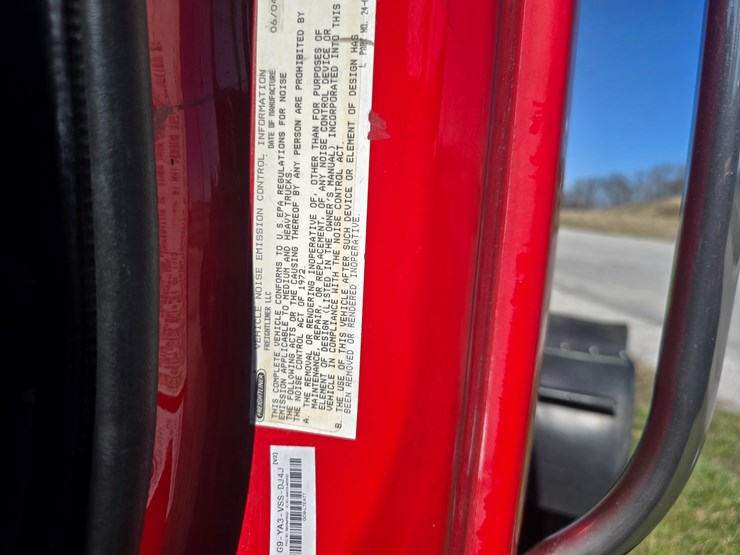 2005-freightliner-m2-106-image-37