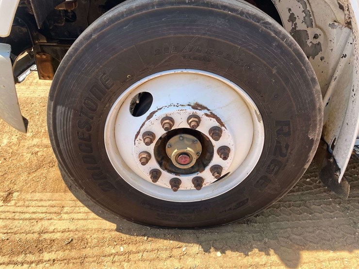 2016-freightliner-m2-106-image-22