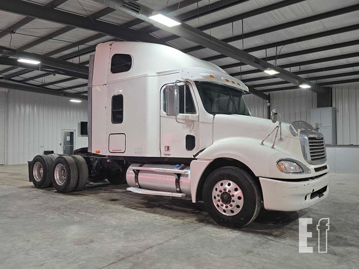 2009-freightliner-columbia-120-image-2