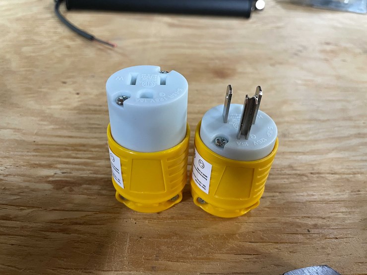 #2442-•-lot-of-5-wall-plugs-and-receptacles-(pr13)-image-3