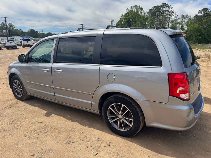 2017-dodge-grand-caravan-sxt-image-4