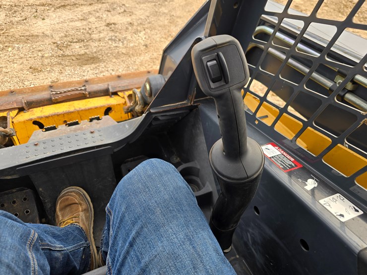 2013-deere-329d-image-37