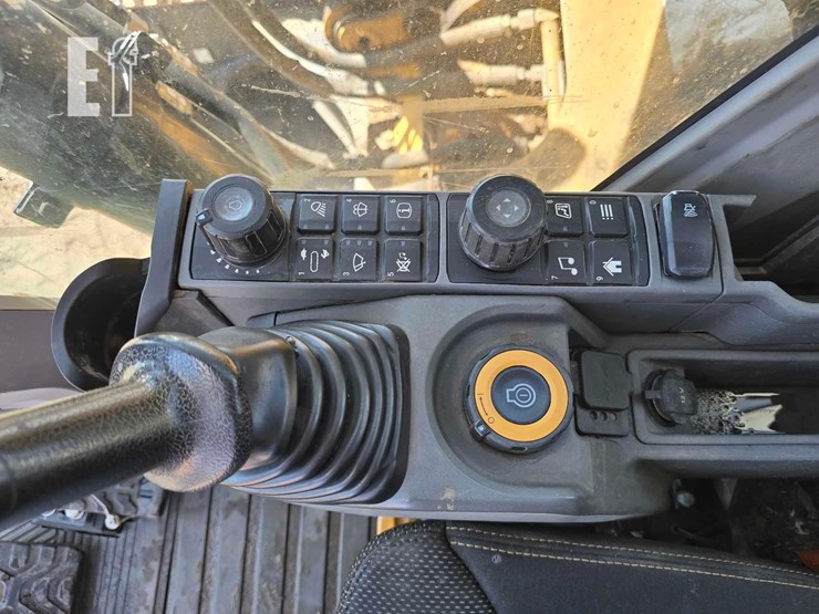 2020-caterpillar-323-image-21