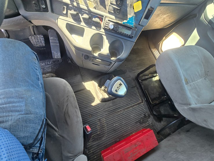 2006-freightliner-columbia-120-image-54