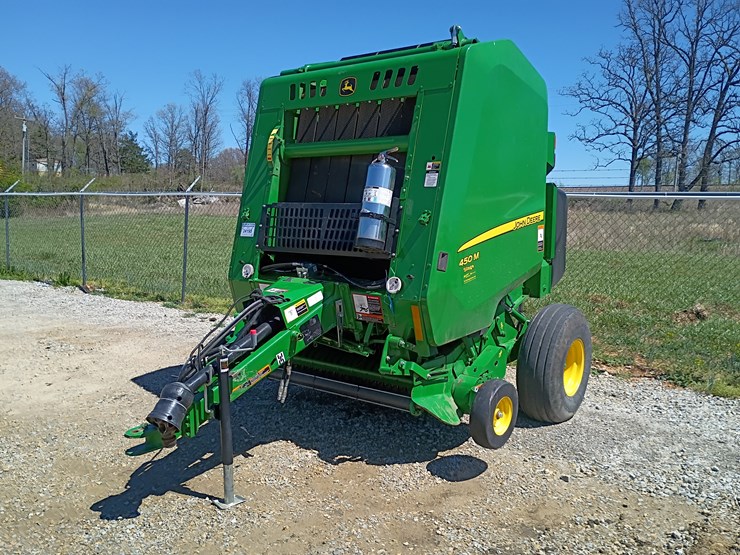 2023-john-deere-450m-image-1