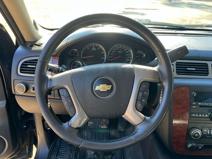 2011-chevrolet-tahoe-image-12