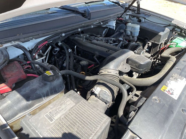 2011-chevrolet-tahoe-image-8